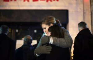 Een zwangere vrouw die tijdens een terroristische aanslag aan de Bataclan-richel hangt, verbreekt de stilte