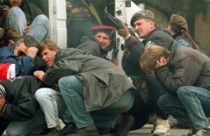 Toeristen “betaalden tijdens de oorlog £ 70.000 om mensen neer te schieten tijdens een jacht op menselijke safari’s”.