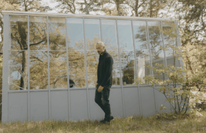 Het sjaalvest is de stoere held van de herfstlaagjes