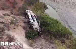 Minstens 37 doden als bus in ravijn valt