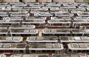 Video lijkt te laten zien dat de machinist slaapt achter het stuur terwijl passagiers gillen