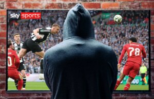 Voetbalfans hebben gewaarschuwd dat ze DUIZENDEN verliezen als ze goedkoop naar illegale Premier League-streams kijken
