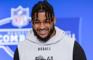 De vriendin van Marshawn Kneeland onthult dat ze zwanger is, terwijl de familie van de overleden NFL-ster zegt dat hij door de politie is vermoord
