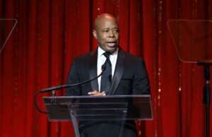 John Oliver neemt afscheid van ‘diep raar’ Eric Adams en verwelkomt Mamdani