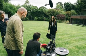 ‘Bugonia’-regisseur Yorgos Lanthimos vertelt blijvende indrukken uit de film (podcast)