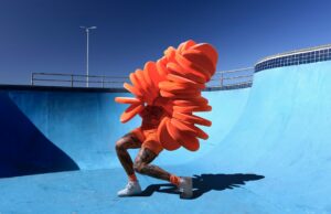 Levendige gekostumeerde foto’s van Gerwyn Davies, speelgoed met de bedoeling van portretten – kolossaal