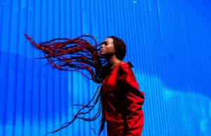 In ‘Of Colour’ verlichten levendige portretten van Yannis Davy Guibinga figuren met verzadigde tinten – kolossaal