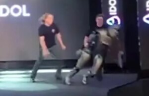 Vernederend moment dat de nieuwe mensachtige robot van Rusland op het podium instort na slechts een paar stappen te hebben gewankeld tijdens de grote onthulling