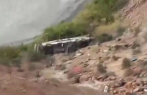 Minstens 37 doden en 24 gewonden bij gruwelijk verkeersongeval nadat bus 220 meter diep in ravijn stort in Peru