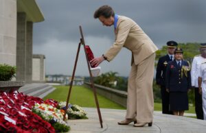 Prinses Anne legt een krans tijdens haar begrafenisceremonie in Singapore | Nieuws uit Groot-Brittannië