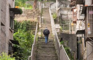 Cheng bezoekt zijn geboortestad, ondergedompeld in de getijden van geschiedenis en tijd