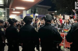 Het ministerie van Justitie start een onderzoek naar de rellen in UC Berkeley buiten het Turning Point USA-evenement