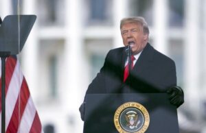 De leiders van BBC News treden af na kritiek op de redactie van een toespraak van Trump door de omroeporganisatie