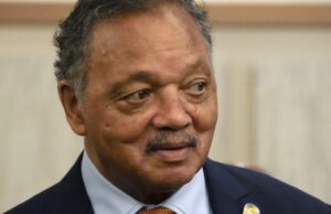 Toer Jesse Jackson, een krachtige stem voor zwarte gelijkheid, wordt in het ziekenhuis opgenomen