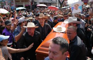 De moord op de Mexicaanse burgemeester leidt tot nationale verontwaardiging over de macht van het kartel