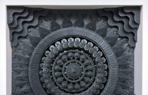 De metallic papieren sculpturen van Michael Velliquette duiken in de aard van het bewustzijn: kolossaal